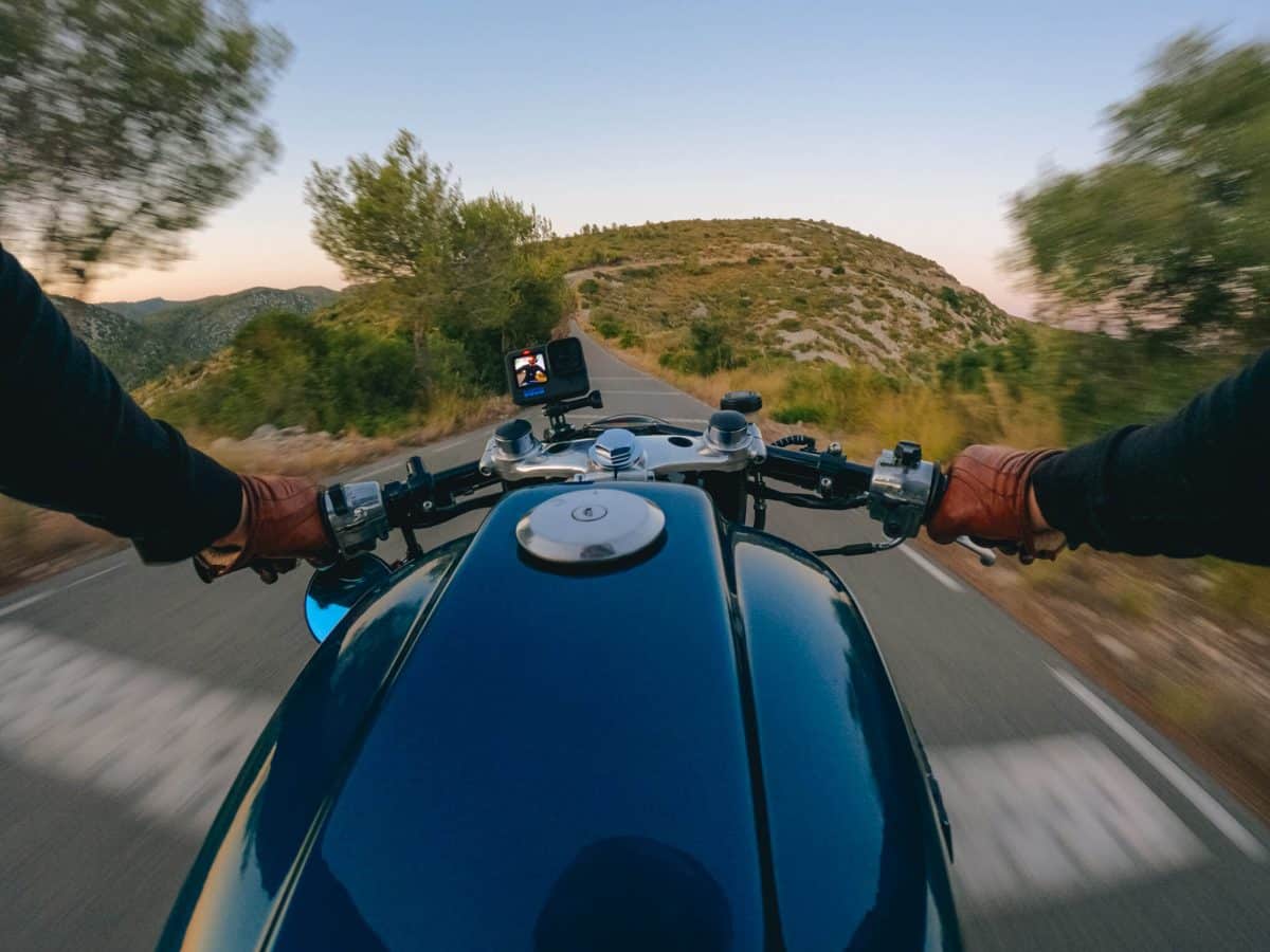 Comment réaliser des vidéos de qualité avec une caméra embarquée pour moto