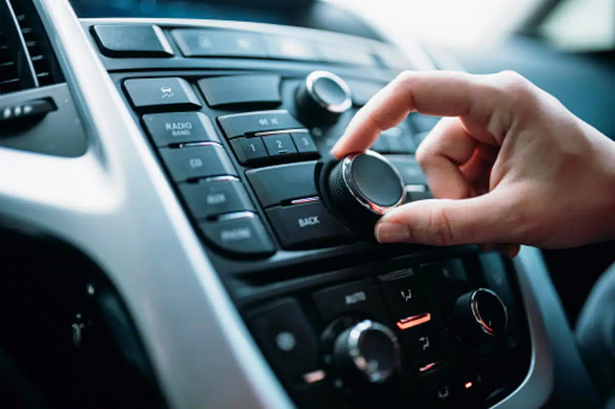 désactiver le code autoradio avec une plaque d’immatriculation