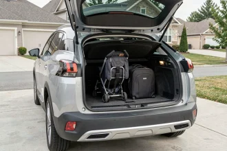 Coffre ouvert d'un Peugeot 3008 avec bagages à l'intérieur illustrant le volume de chargement