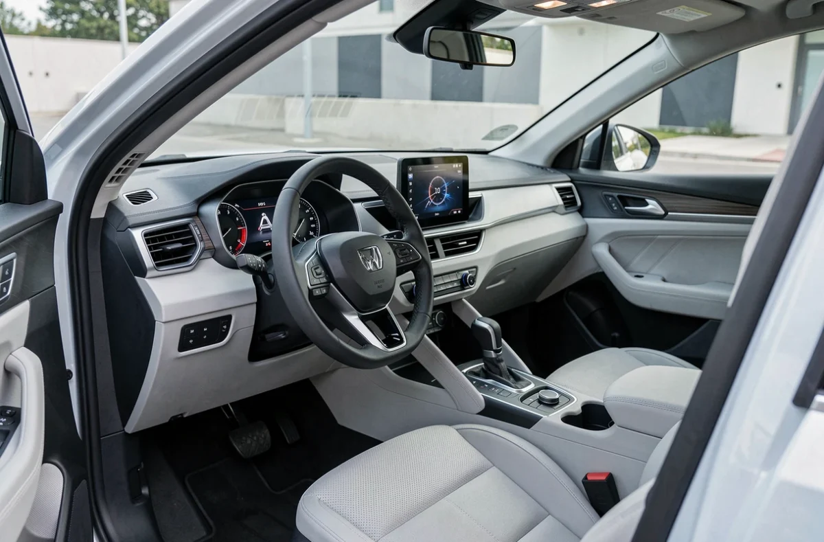 Intérieur du Renault Symbioz finition gris rafale avec tableau de bord numérique et habitacle moderne