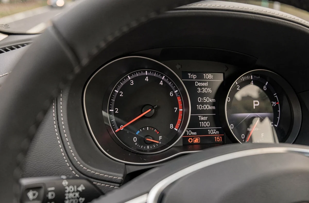 Tableau de bord diesel affichant une consommation de carburant élevée sur le compteur kilométrique