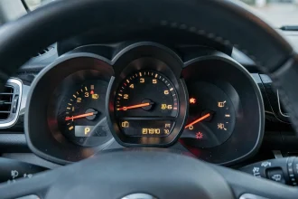 Voyants d'avertissement allumés sur le tableau de bord d'une Citroën C3, signaux lumineux en orange et rouge visibles avant le contrôle technique